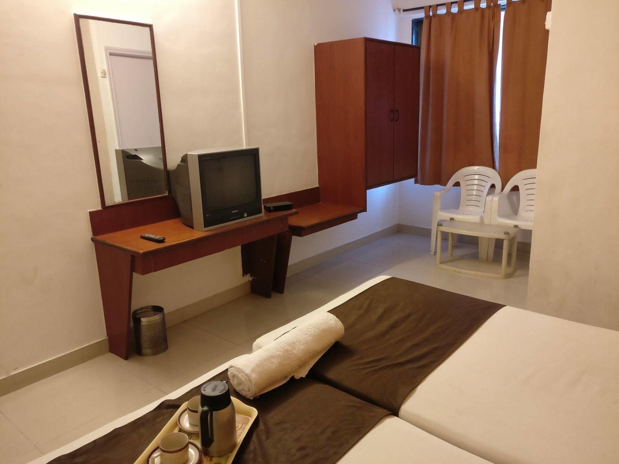Oyo 1065 Hotel Hmr Royal Inn ปูเน่ ภายนอก รูปภาพ