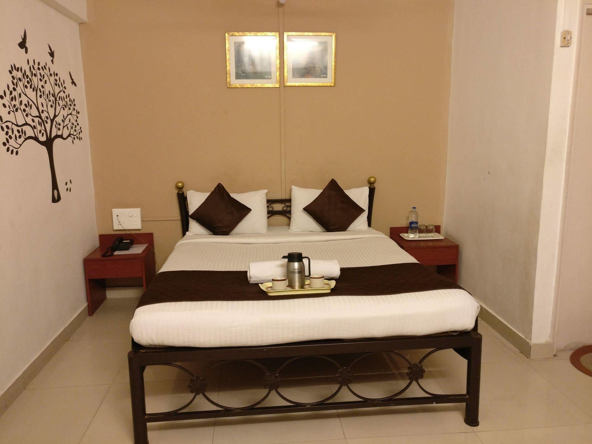 Oyo 1065 Hotel Hmr Royal Inn ปูเน่ ภายนอก รูปภาพ