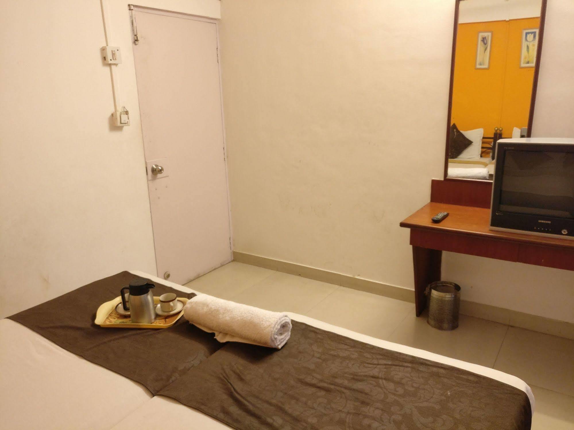 Oyo 1065 Hotel Hmr Royal Inn ปูเน่ ภายนอก รูปภาพ