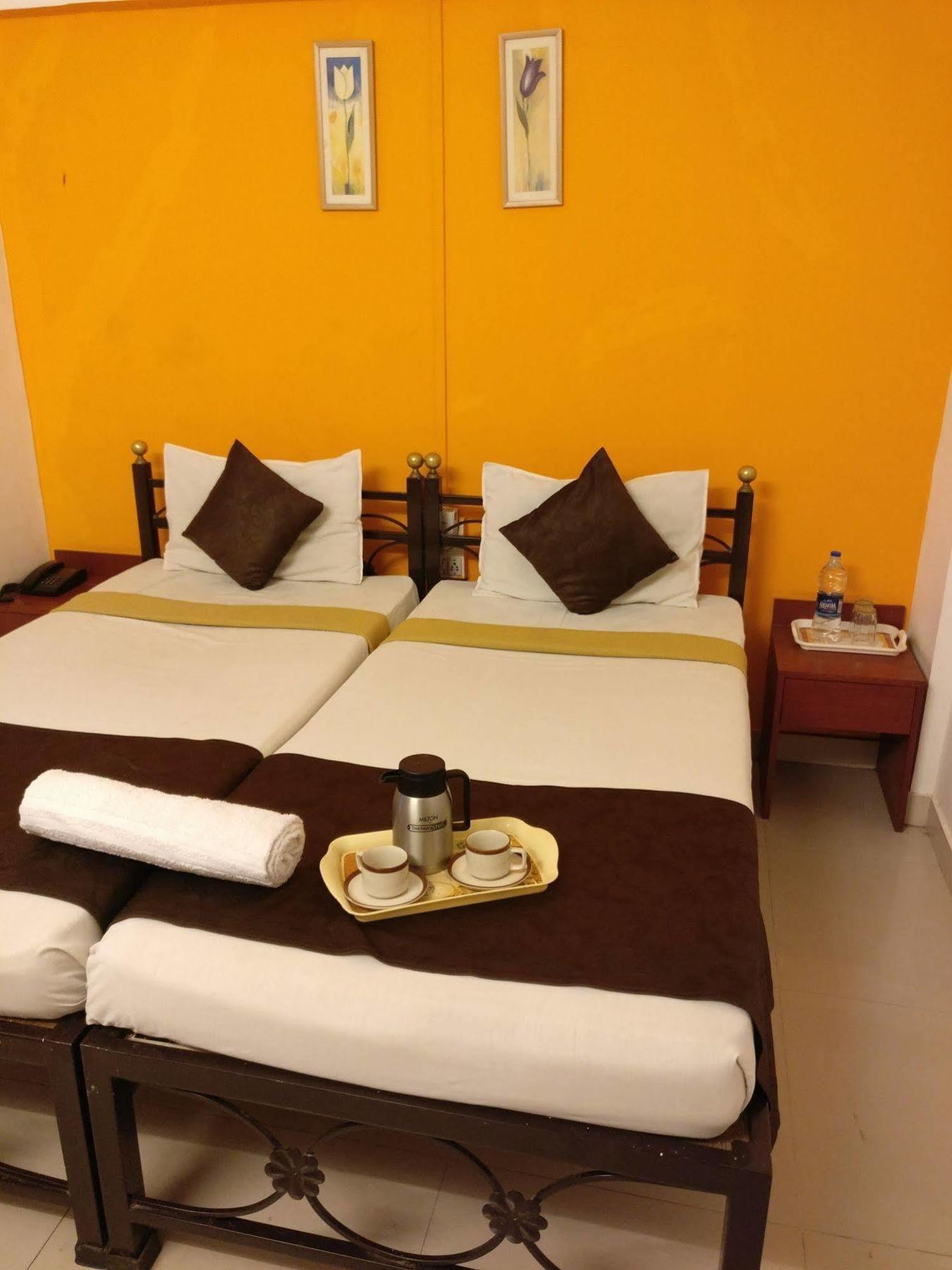 Oyo 1065 Hotel Hmr Royal Inn ปูเน่ ภายนอก รูปภาพ