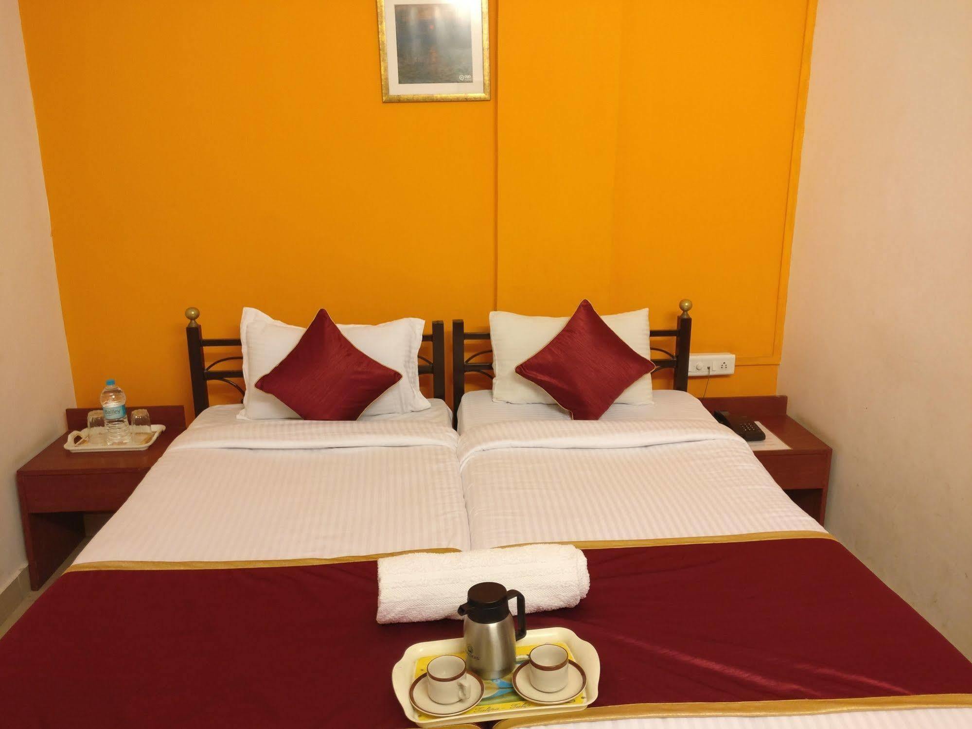 Oyo 1065 Hotel Hmr Royal Inn ปูเน่ ภายนอก รูปภาพ