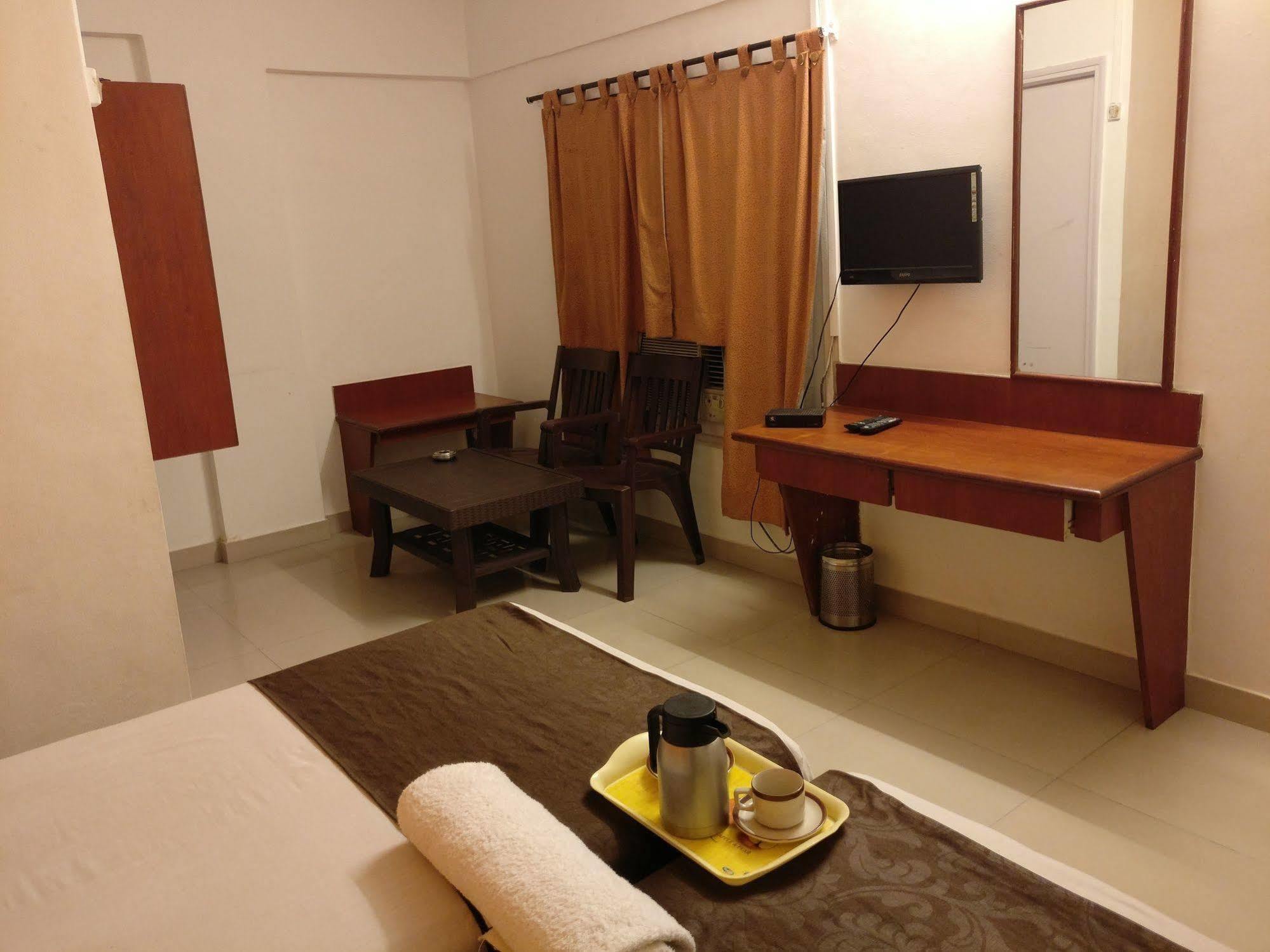 Oyo 1065 Hotel Hmr Royal Inn ปูเน่ ภายนอก รูปภาพ