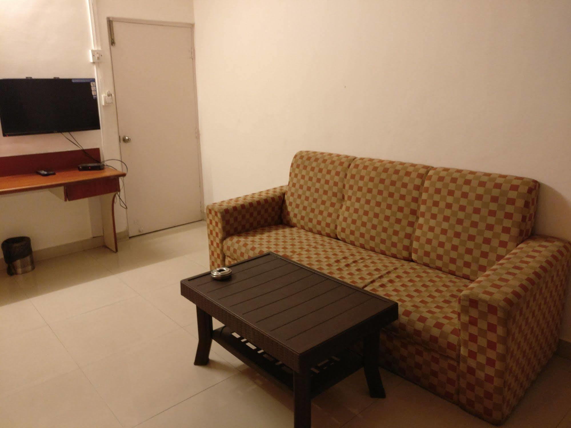 Oyo 1065 Hotel Hmr Royal Inn ปูเน่ ภายนอก รูปภาพ