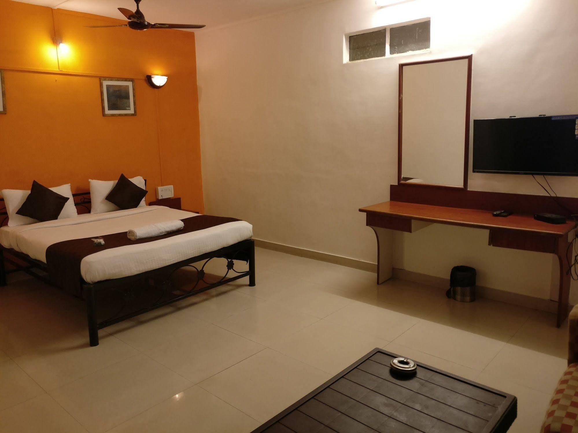 Oyo 1065 Hotel Hmr Royal Inn ปูเน่ ภายนอก รูปภาพ