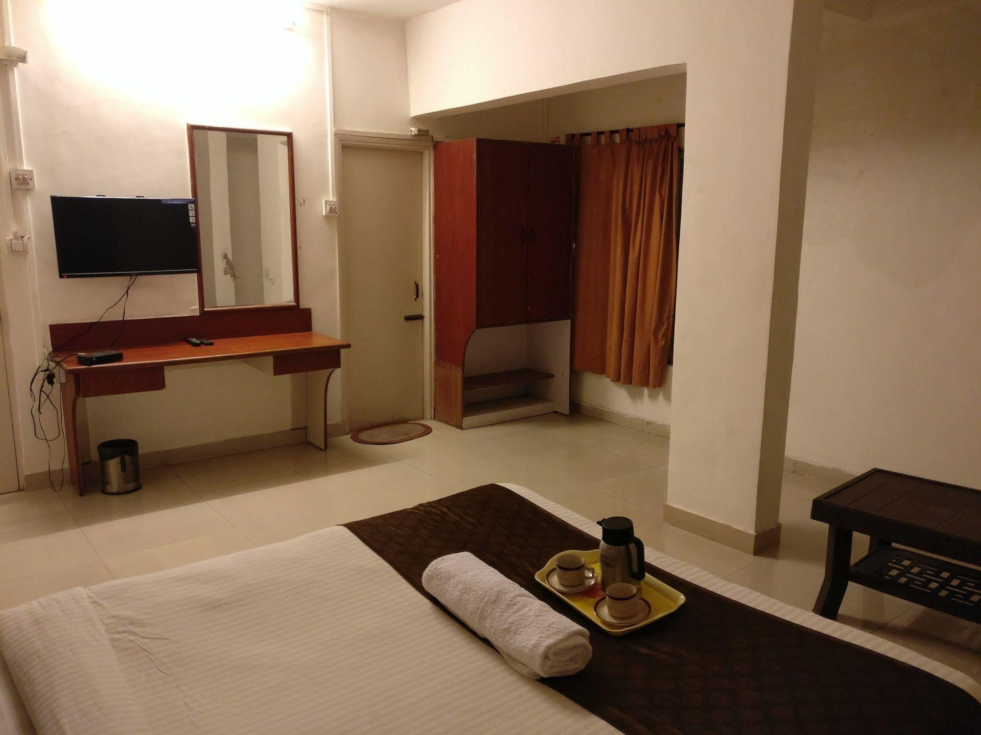 Oyo 1065 Hotel Hmr Royal Inn ปูเน่ ภายนอก รูปภาพ