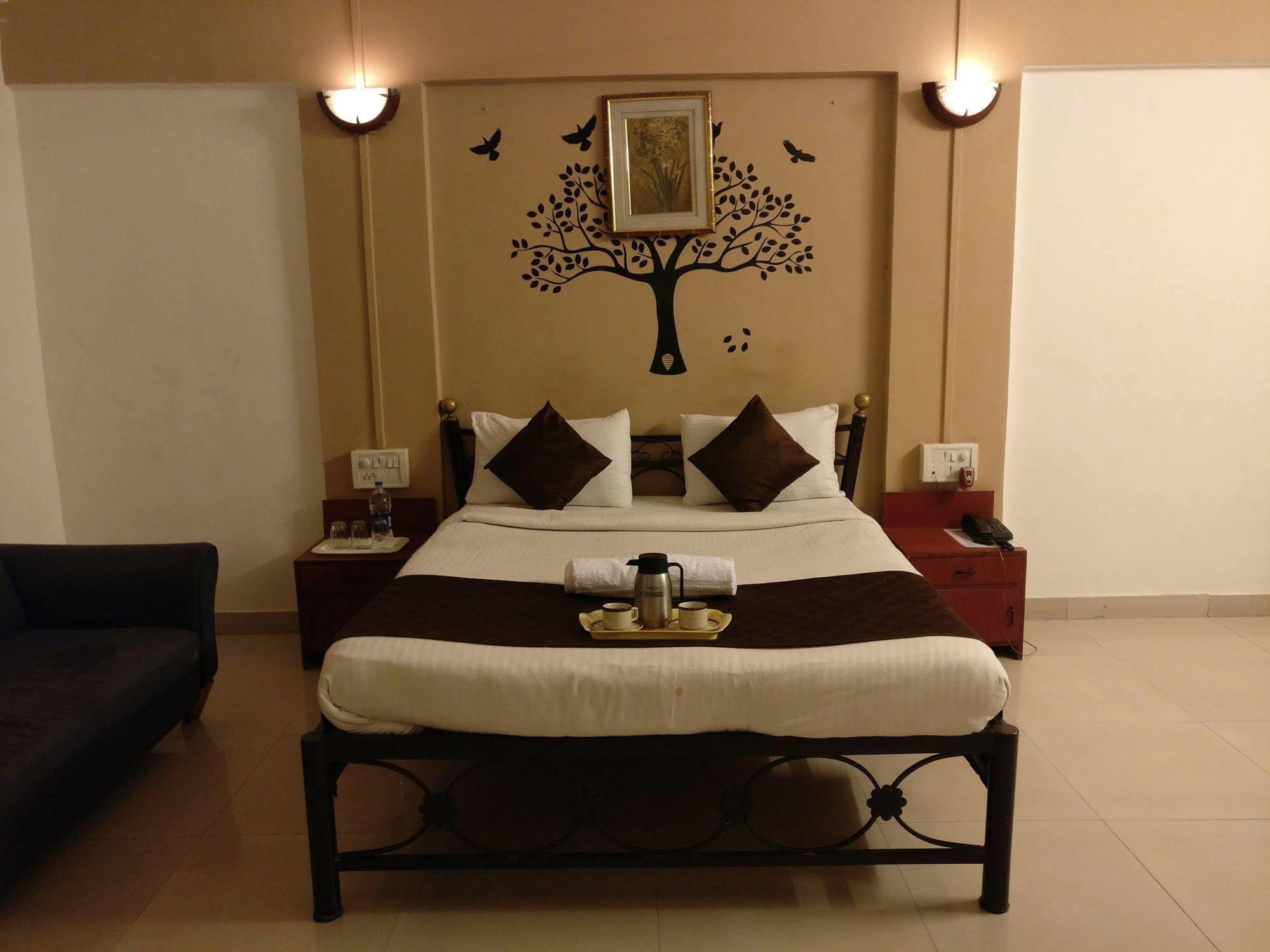 Oyo 1065 Hotel Hmr Royal Inn ปูเน่ ภายนอก รูปภาพ
