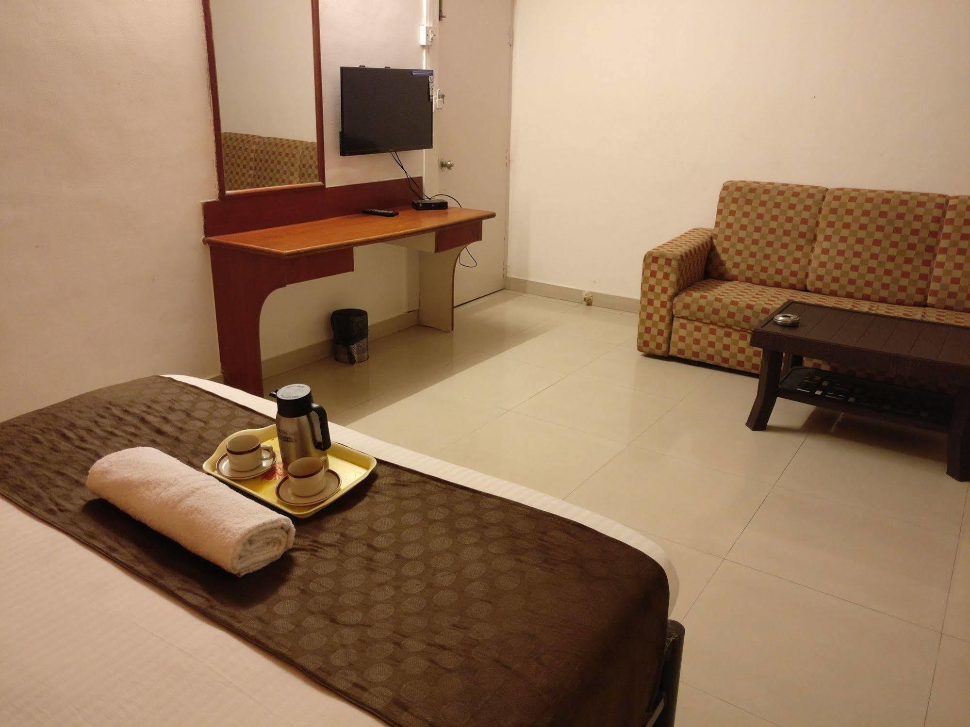 Oyo 1065 Hotel Hmr Royal Inn ปูเน่ ภายนอก รูปภาพ
