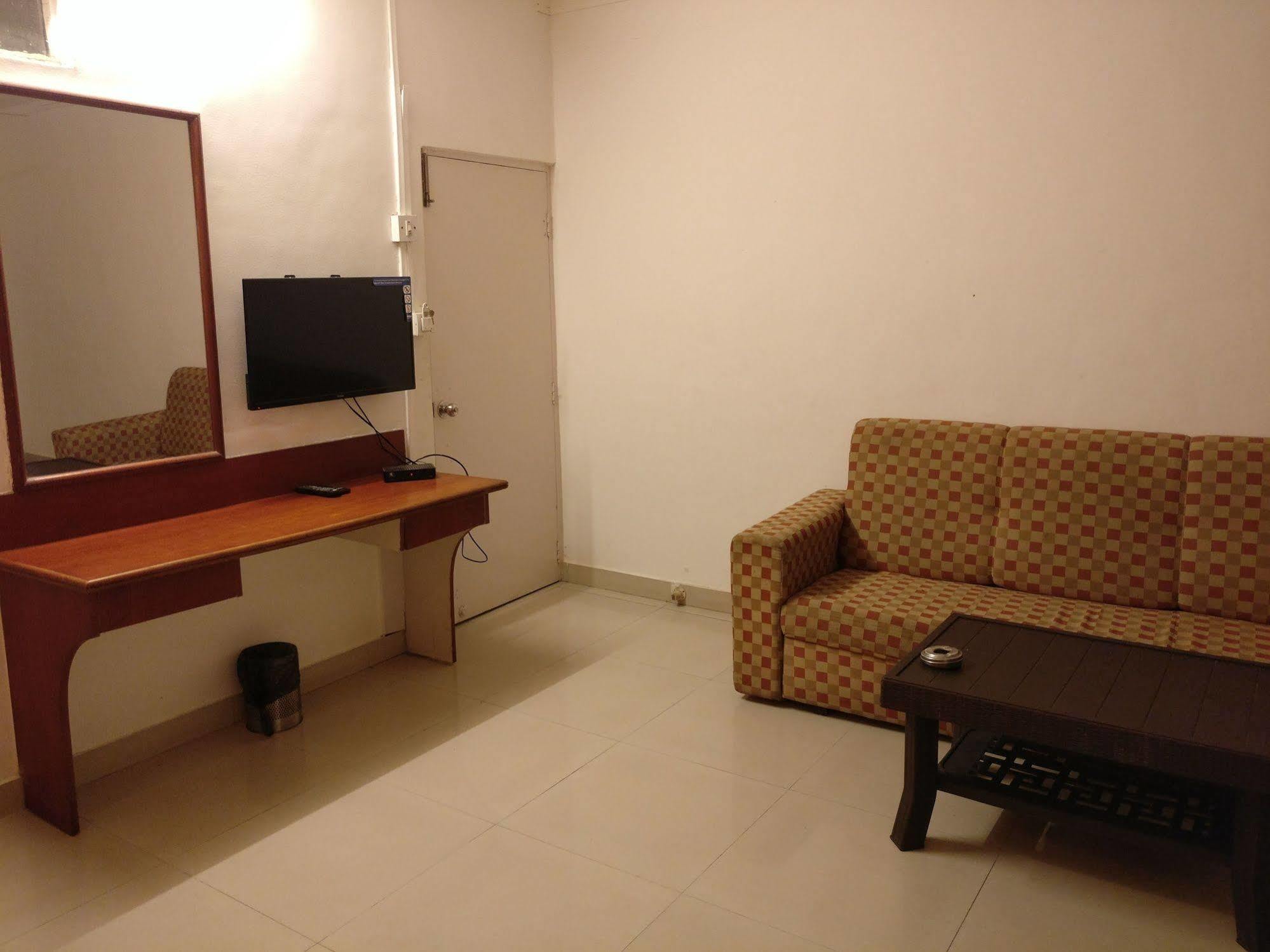 Oyo 1065 Hotel Hmr Royal Inn ปูเน่ ภายนอก รูปภาพ