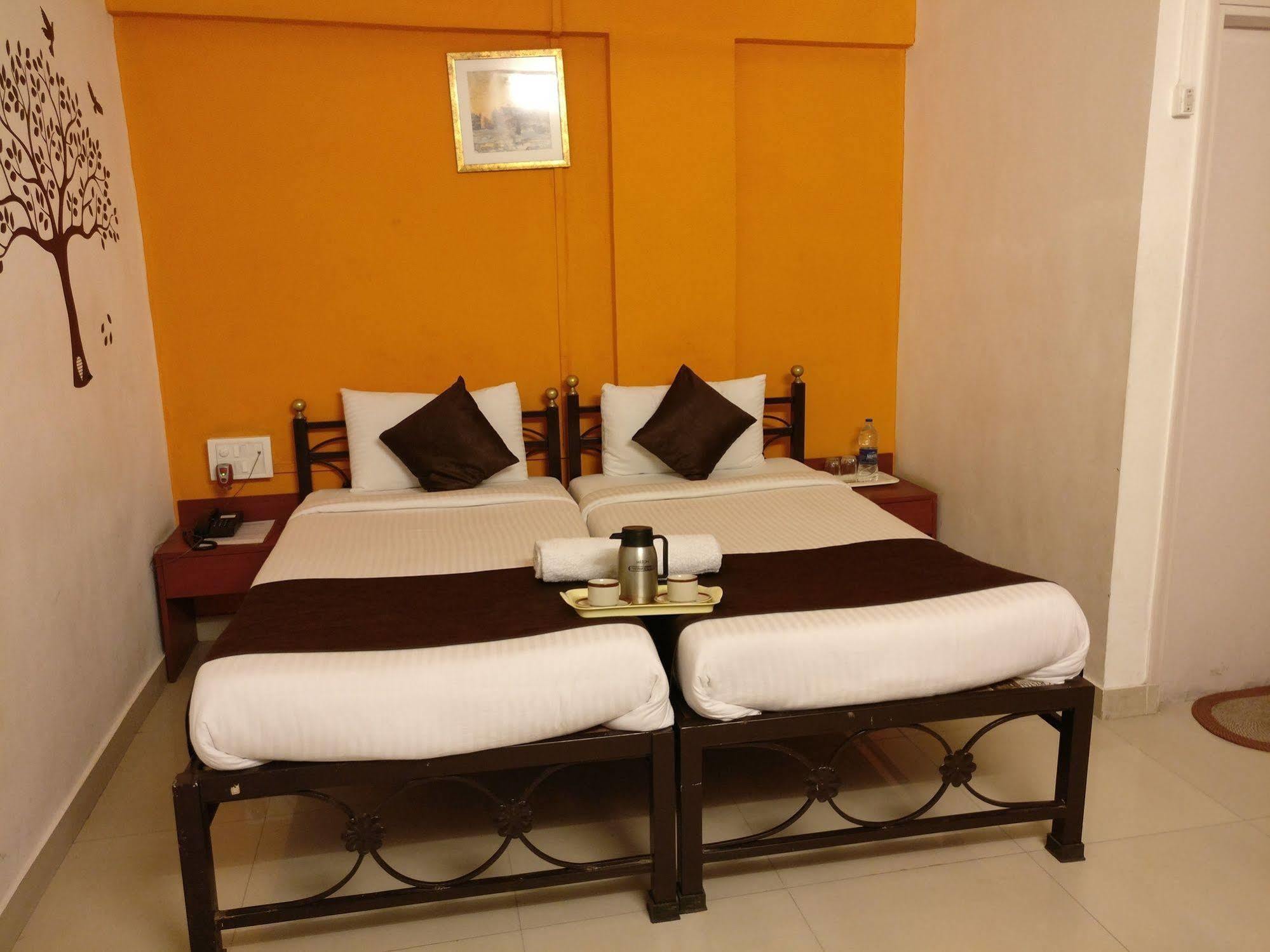 Oyo 1065 Hotel Hmr Royal Inn ปูเน่ ภายนอก รูปภาพ