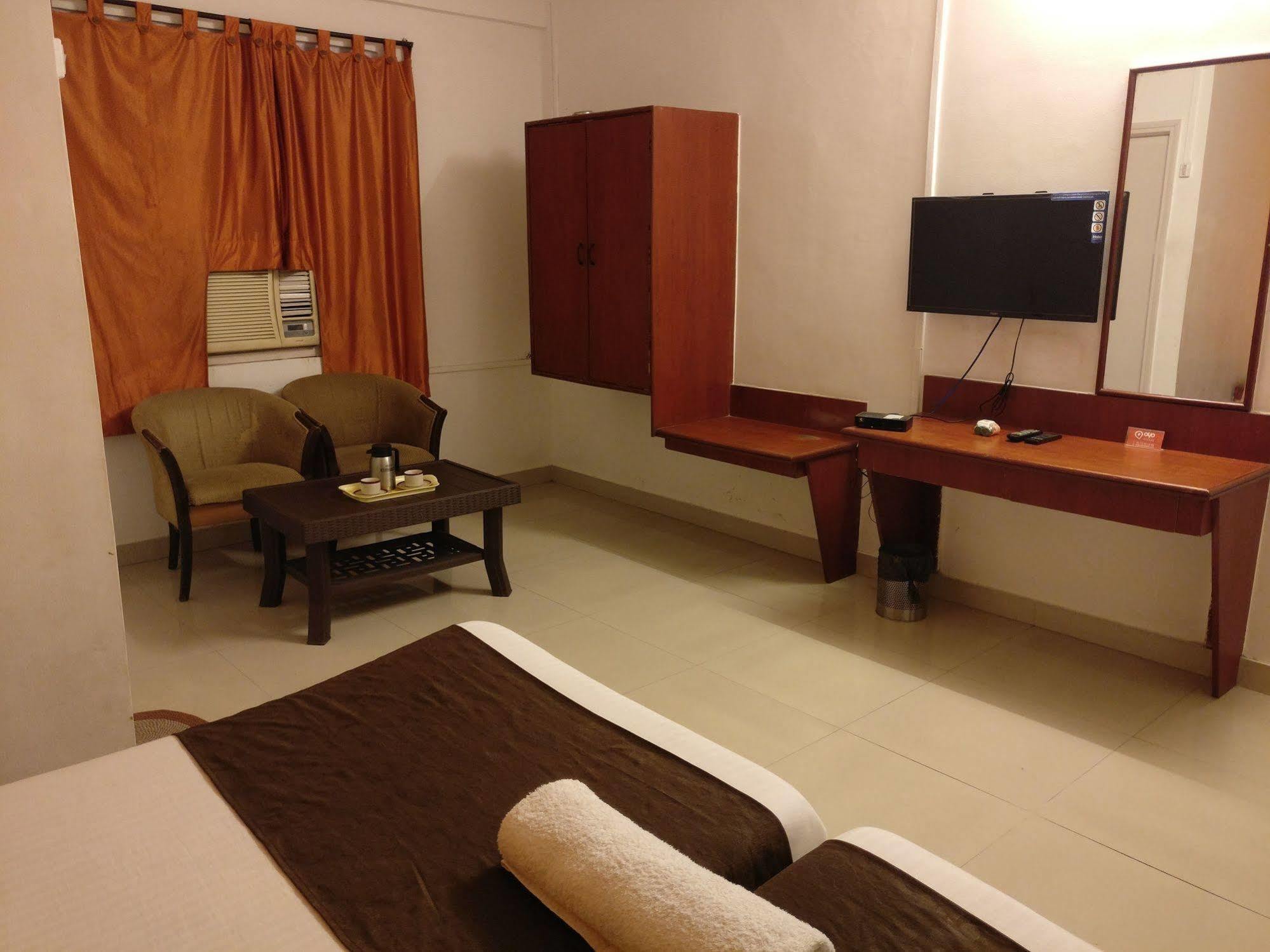 Oyo 1065 Hotel Hmr Royal Inn ปูเน่ ภายนอก รูปภาพ