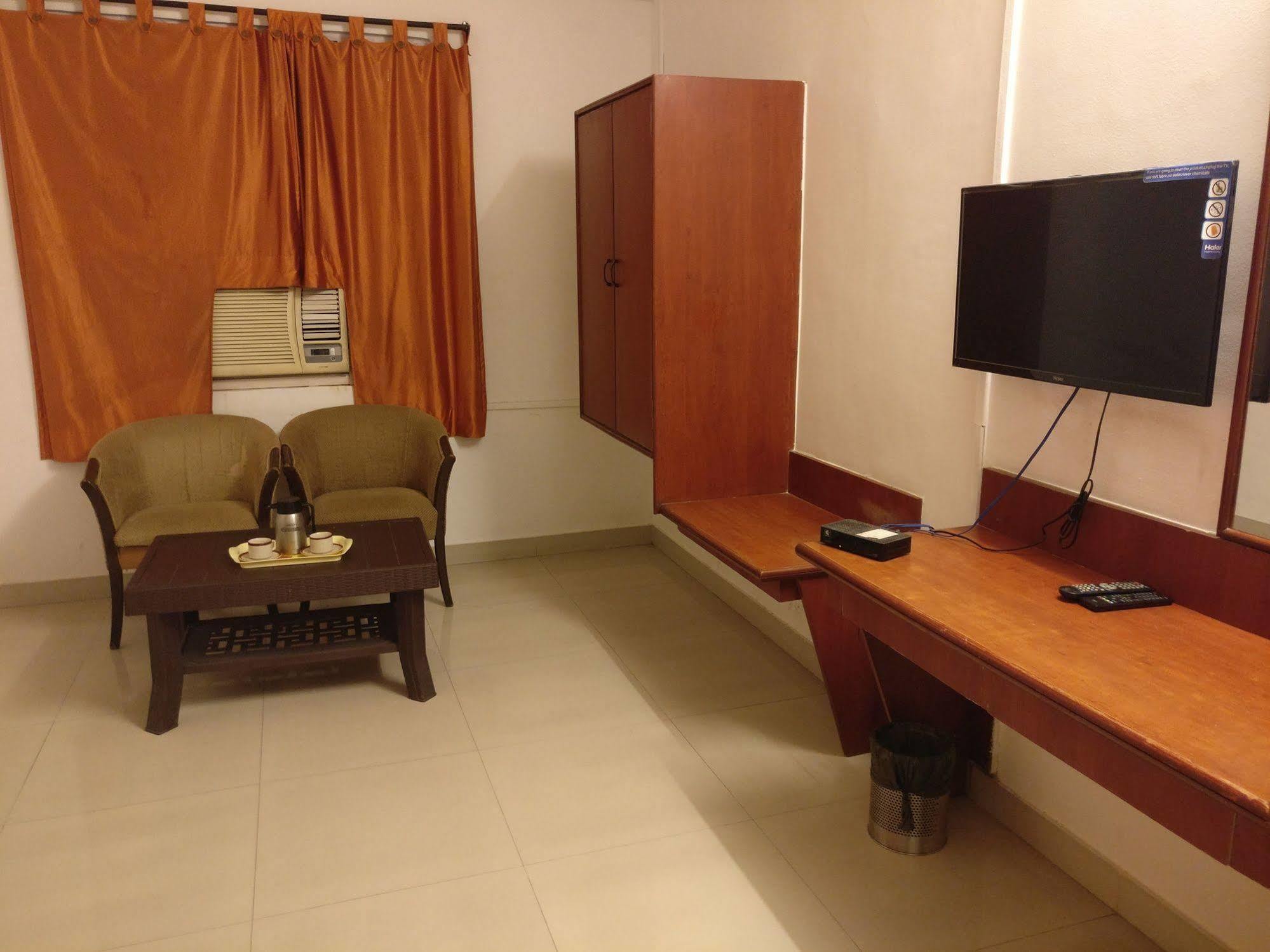 Oyo 1065 Hotel Hmr Royal Inn ปูเน่ ภายนอก รูปภาพ